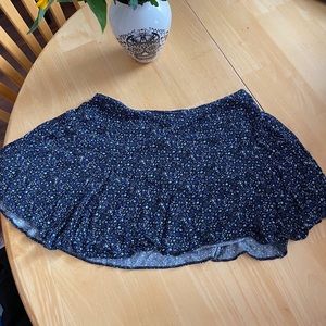 3/$30🌼 Navy Floral Mini Skirt - Size Medium